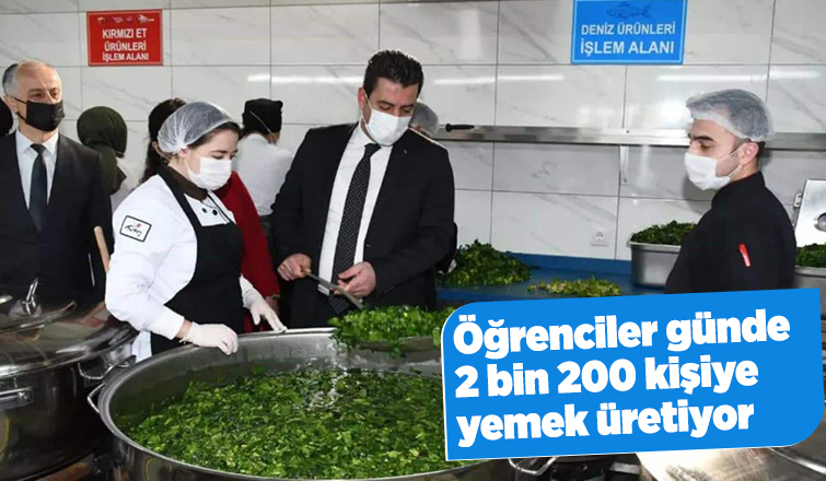 Karasu'da öğrenciler 2 bin 200 kişiye yemek üretiyor