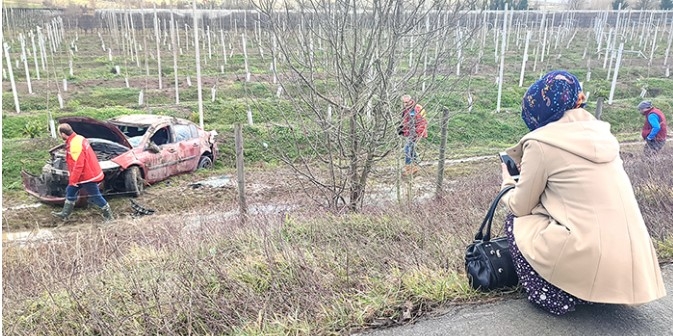 Karasu'da otomobil kivi bahçesine uçtu: 3 yaralı