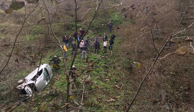 Karasu'da otomobil şarampole yuvarlandı: 3 yaralı