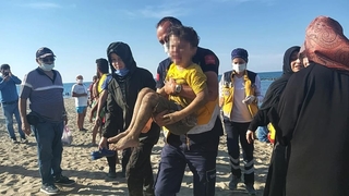 Karasu'da panik anları; Ölümün kıyısından aldılar