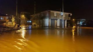 Karasu'da sel; İş yerleri sular altında kaldı