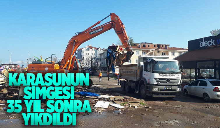 Karasu'nun simgesi yıkıldı