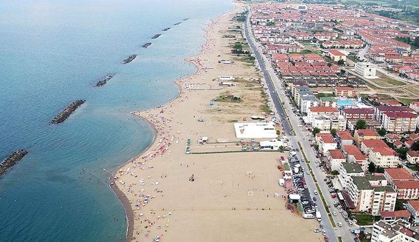 Karasu plajında 3 kişi bıçaklandı