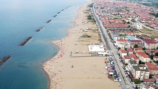 Karasu plajında 3 kişi bıçaklandı