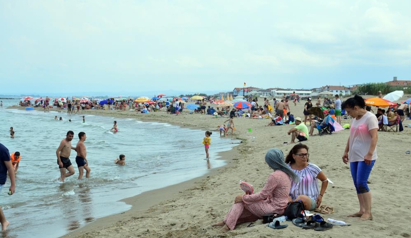 Karasu sahili doldu taştı