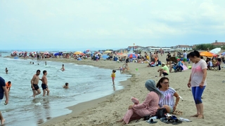 Karasu sahili doldu taştı