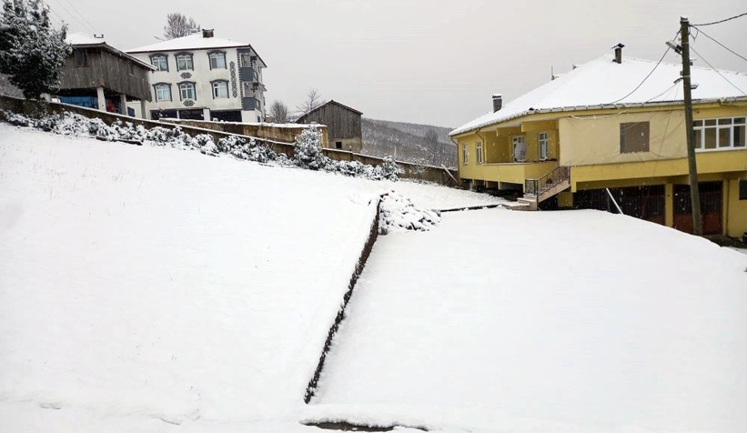 Karasu’nun yüksek kesimleri beyaza büründü