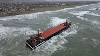 Karaya oturan gemi havadan görüntülendi