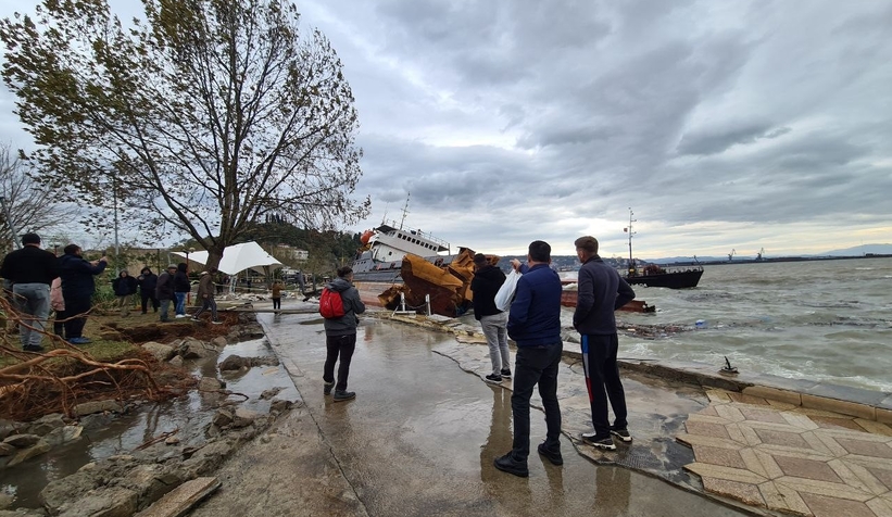 Karaya oturan geminin enkazını görüntülemek için birbirleriyle yarıştılar