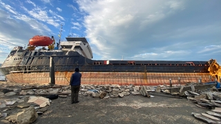 Karaya oturan geminin kurtarılan mürettebatı ölü bulundu