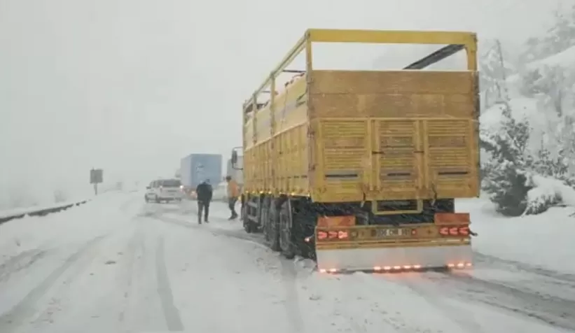 Karda araçlar kaydı, yol kilitlendi