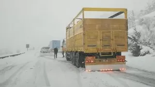 Karda araçlar kaydı, yol kilitlendi