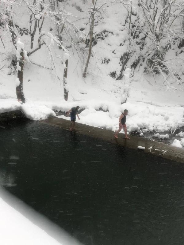 Karda buz gibi suda yüzdüler