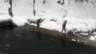 Karda buz gibi suda yüzdüler