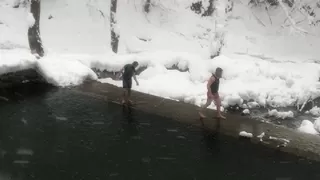 Karda buz gibi suda yüzdüler
