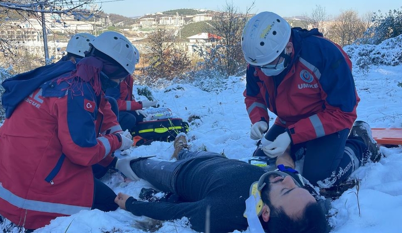 Karda gezintiye çıktı, ayağını kırdı