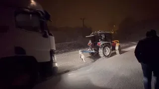 Karda kalan tırlar traktörler ile çekildi