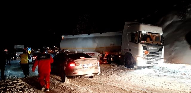 Karda kayan tanker yolu kapadı