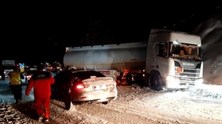 Karda kayan tanker yolu kapadı