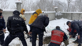 Karda oynarken kuyuya düştü
