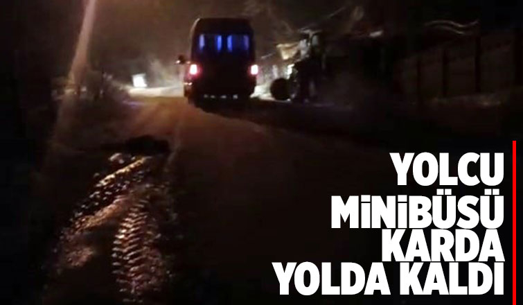 Karda yolda kalan yolcu minibüsü kurtarıldı