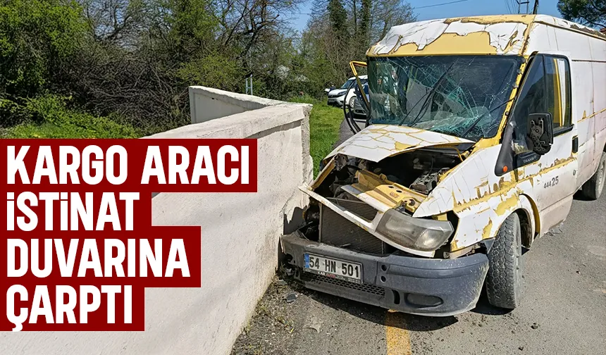 Kargo aracı duvara çarptı