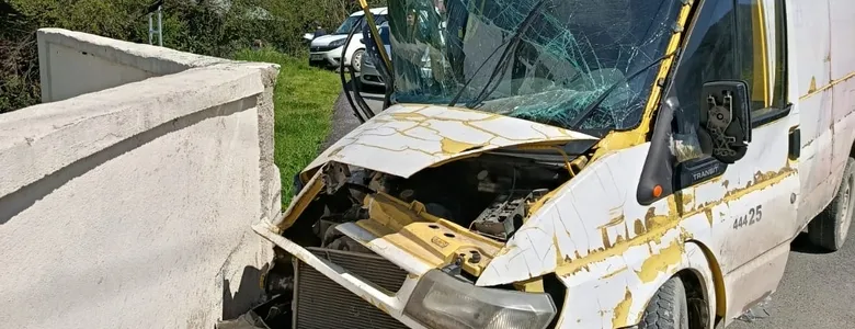 Kargo aracı duvara çarptı