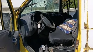 Kargo aracı duvara çarptı