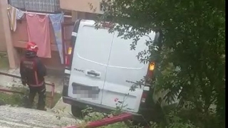 Kargo aracı sitenin bahçesine uçtu