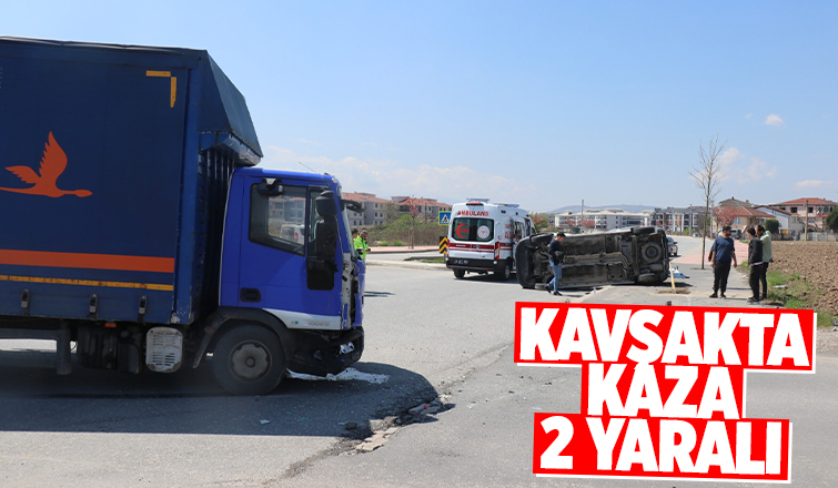 Kargo şirketi kamyonu ile çarpışan hafif ticari araç devrildi: 2 yaralı
