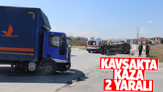 Kargo şirketi kamyonu ile çarpışan hafif ticari araç devrildi: 2 yaralı