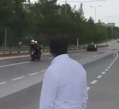 Karısını denetim noktasında bırakıp kaçtı