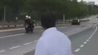 Karısını denetim noktasında bırakıp kaçtı