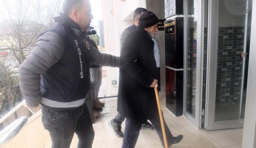 Karısını ve oğlunu öldürdü, bastonla adliyeye sevk edildi