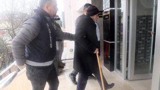 Karısını ve oğlunu öldürdü, bastonla adliyeye sevk edildi