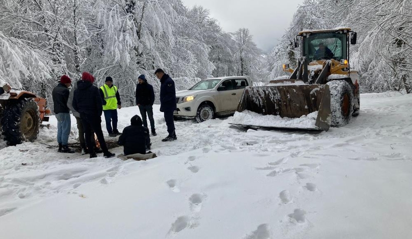  Karla kaplı orman yolunda traktör gezintisi mahsur bıraktı
