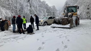  Karla kaplı orman yolunda traktör gezintisi mahsur bıraktı