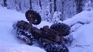 Karla kaplı yolda traktör takla attı