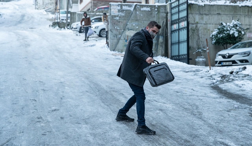 Karlı ve buzlu yolda penguen yürüyüşü tekniğini uygulayın