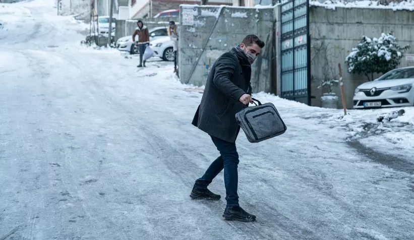 Karlı ve buzlu yolda penguen yürüyüşü tekniğini uygulayın