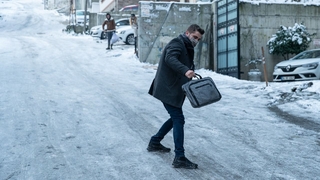 Karlı ve buzlu yolda penguen yürüyüşü tekniğini uygulayın