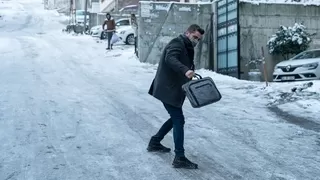 Karlı ve buzlu yolda penguen yürüyüşü tekniğini uygulayın