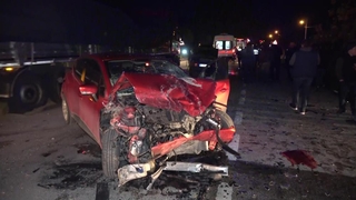  Karşı şeride geçen otomobil dehşet saçtı: 1 ölü, 4 yaralı