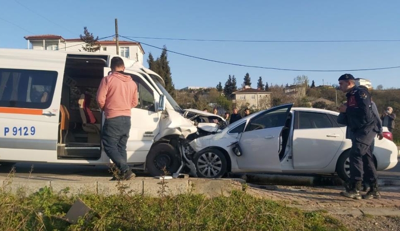 Karşı şeride geçen otomobil işçi servisine ok gibi saplandı: 6 yaralı