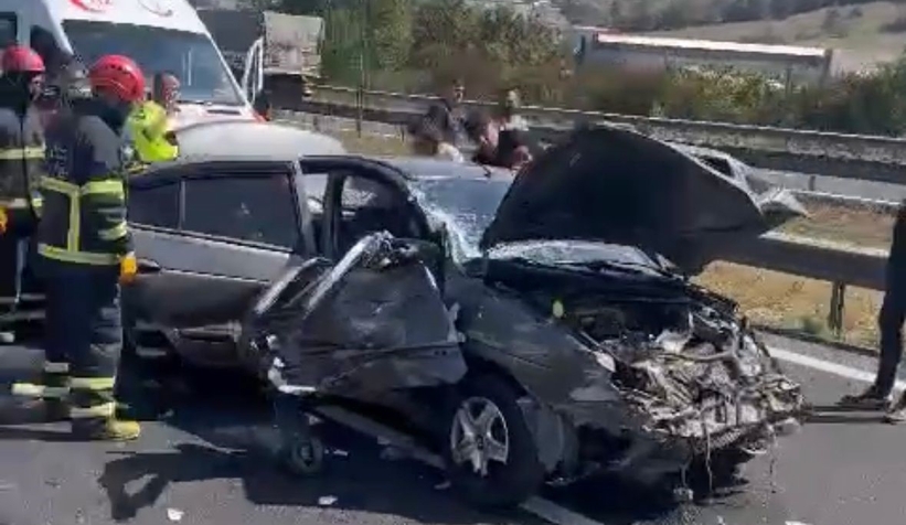 Karşı şeride geçen otomobilde 1'i çocuk 4 kişi yaralandı