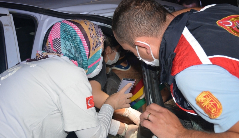 Karşı yöne geçen otomobil dehşet saçtı: 6 yaralı