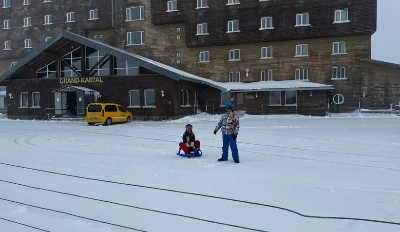 Kartalkaya'da kar kalınlığı 30 santimetreyi geçti