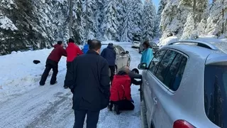 Kartalkaya yolunda tatilciler yolda kaldı