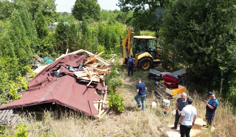Kartepe'de kaçak bungalovlar yıkıldı