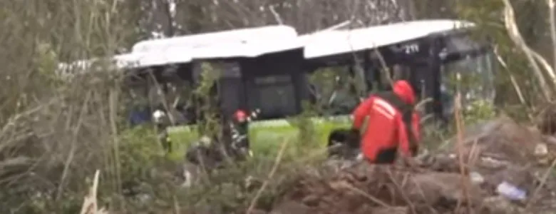 Kartepe'de otobüs uçuruma uçtu; Çok sayıda yaralı var